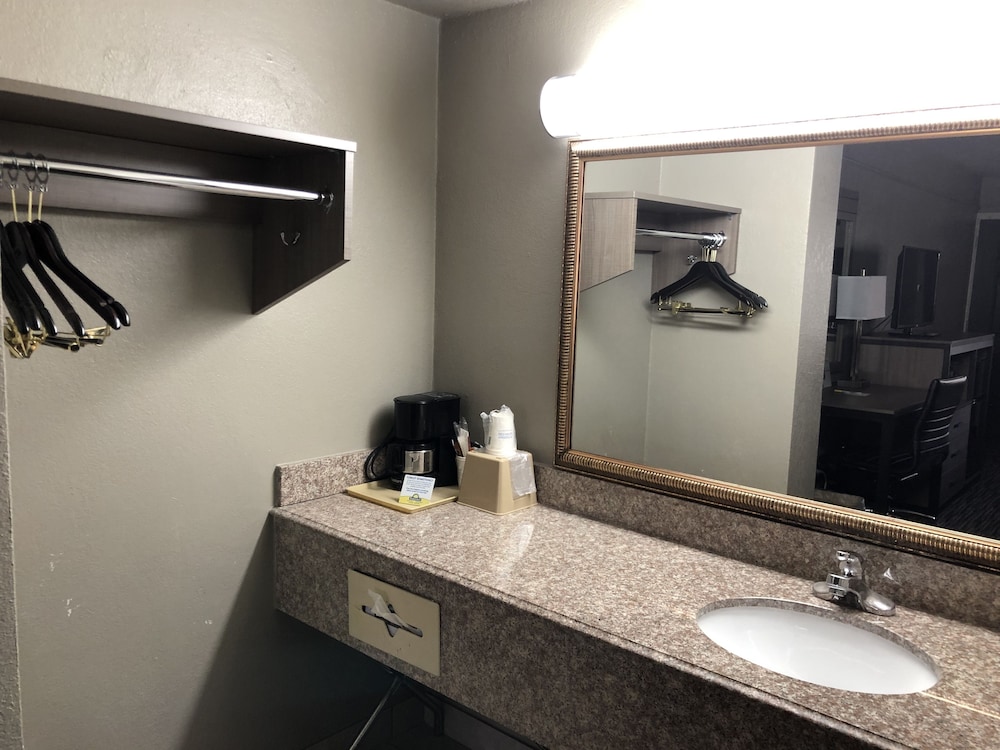 Days Inn by Wyndham Central San Antonio NW Medical Center 23/40