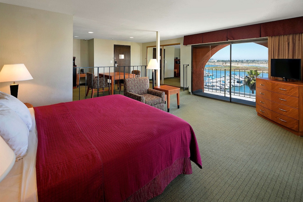Golden Sails Hotel 35/51
