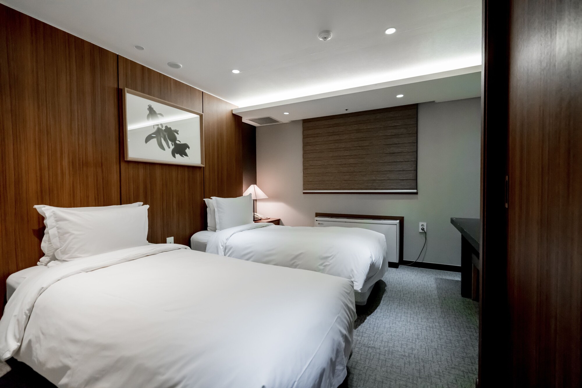 DELUXE, TWIN BEDS, NO VIEW