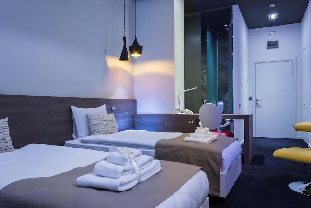 Eter Hotel 10/70