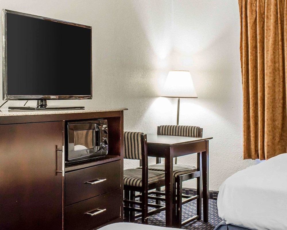 Econo Lodge Scranton near Montage Mountain 23/25