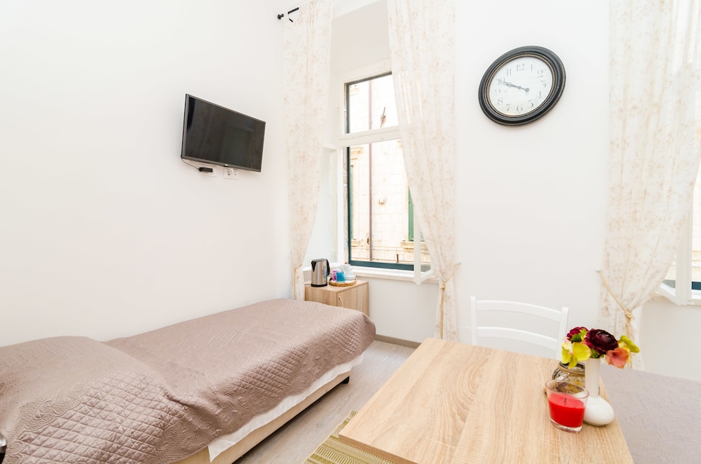 ROOMS TEZORO 10/49