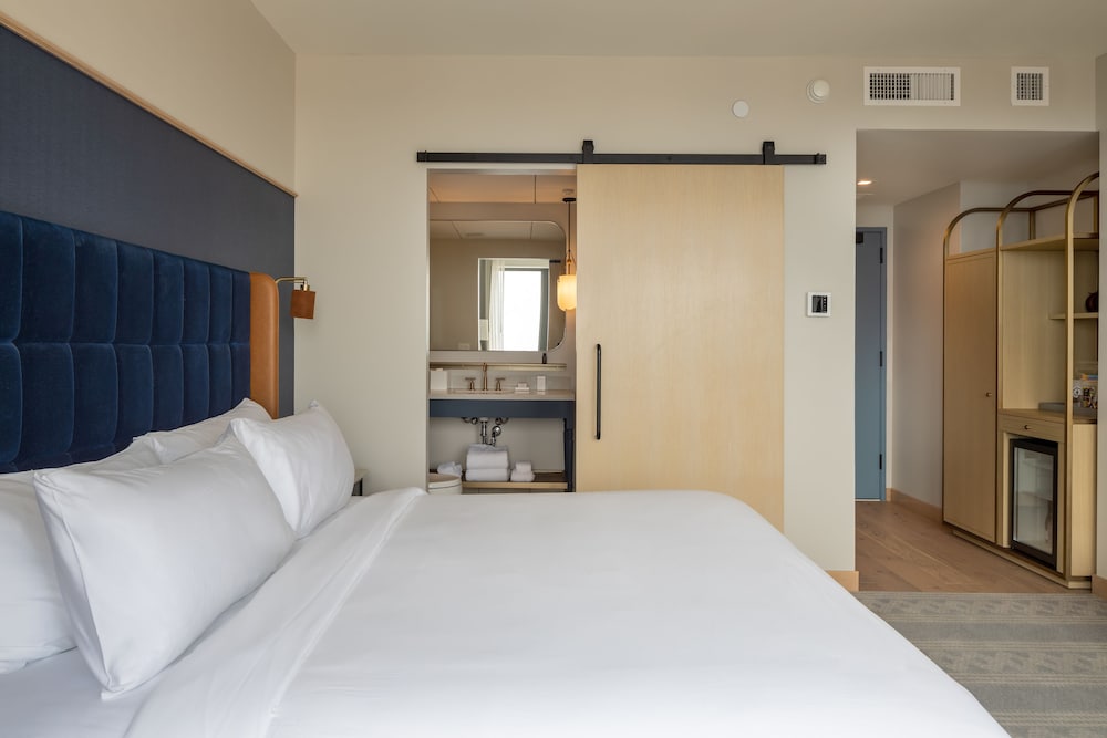 GUEST ROOM, STANDARD, KING BED