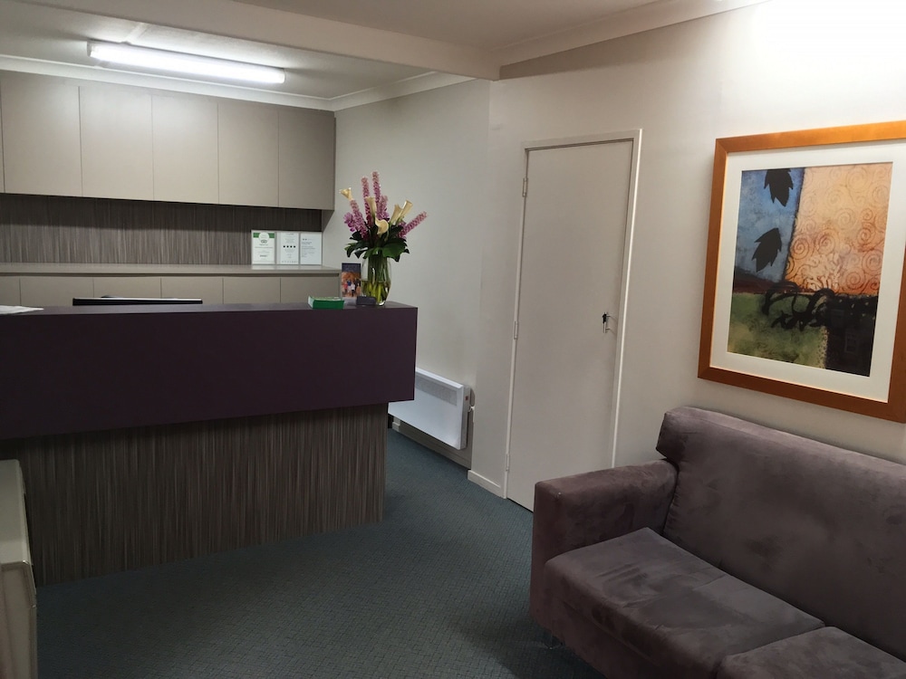 OXLEY COURT SERVICED APARTMENTS 4/41