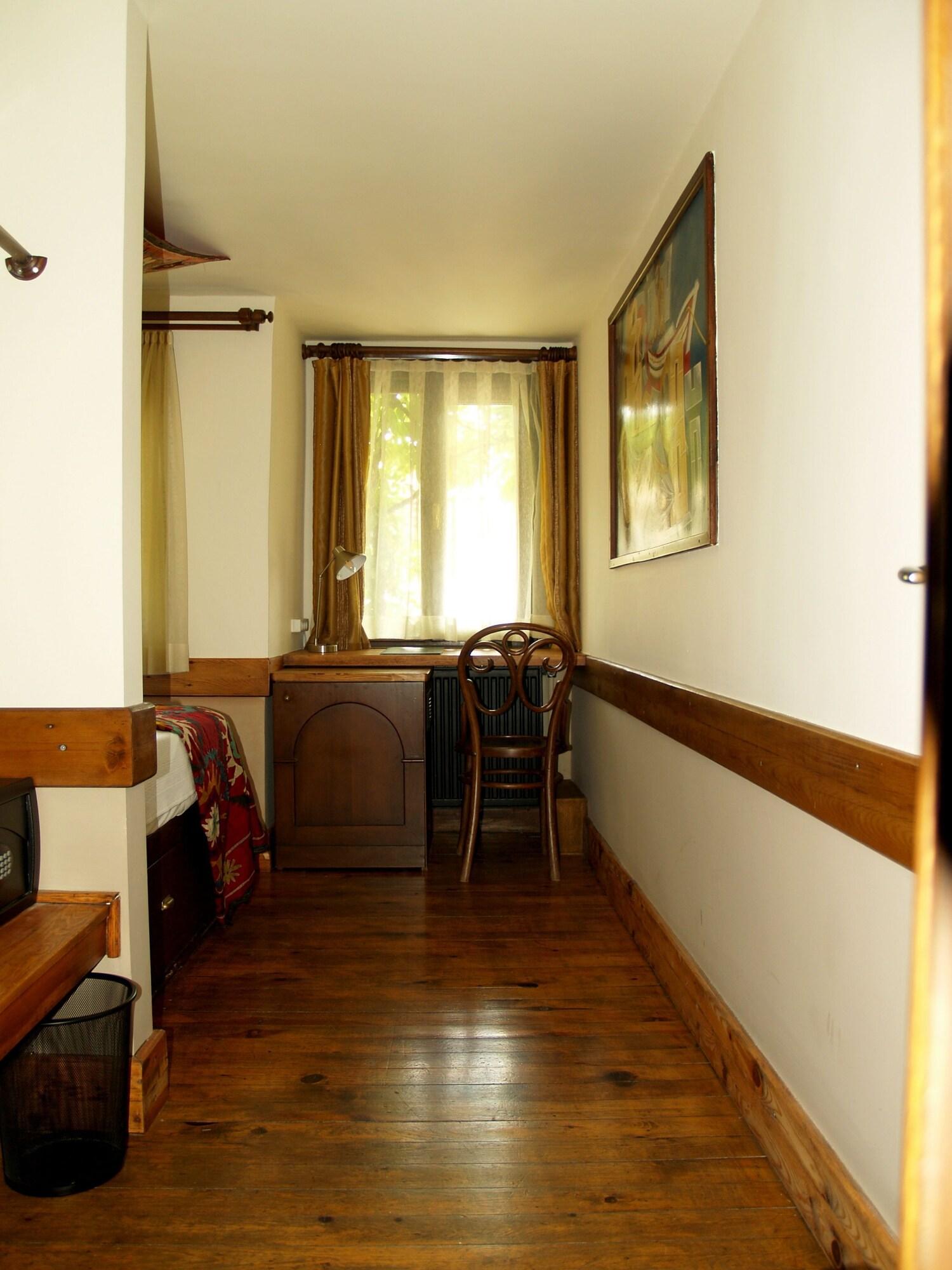 Hotel Empress Zoe 80/100