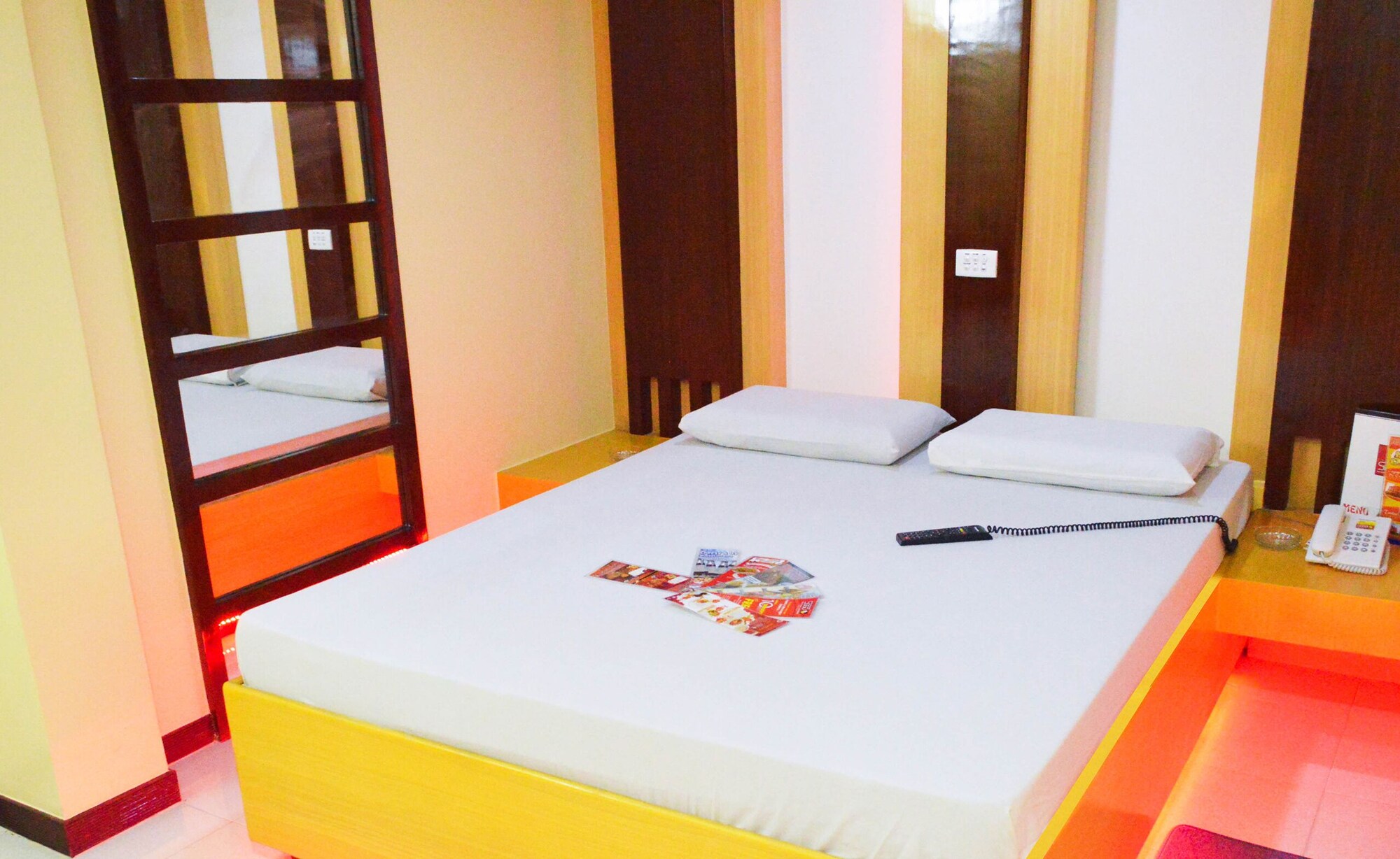 DELUXE, QUEEN BED