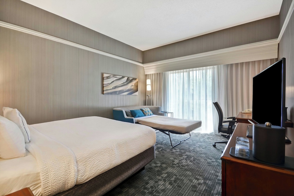Room, King Bed, Courtyard View, Sofa, Balcony