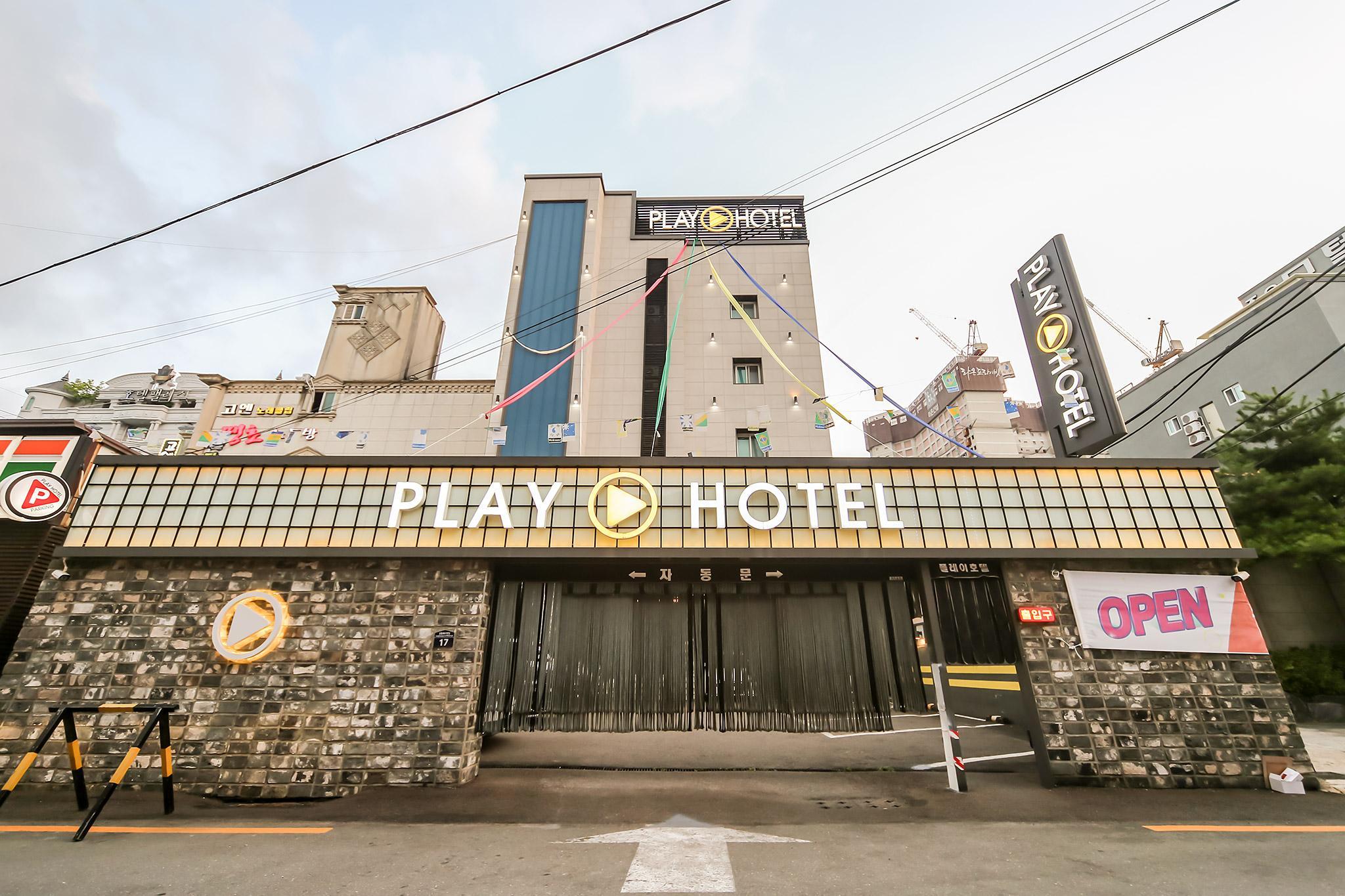 Play Hotel 4/76