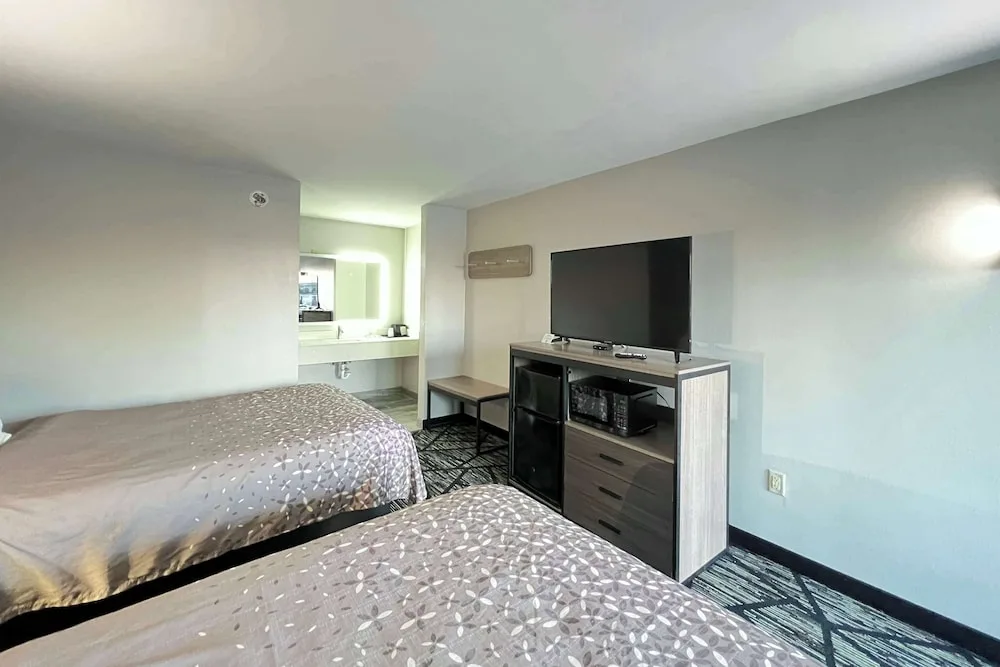Super 8 by Wyndham Sulphur South 5/20