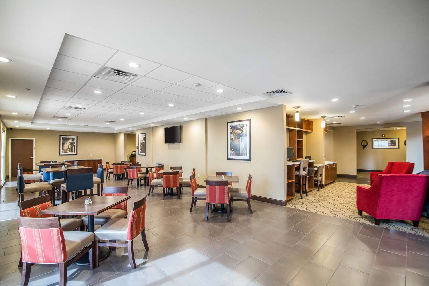 Comfort Suites Dodge City, KS 32/39