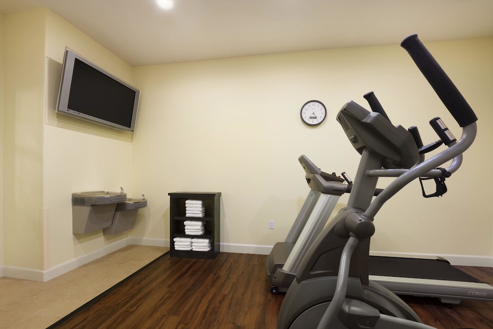 Days Inn & Suites By Wyndham Galveston West/Seawall 16/32