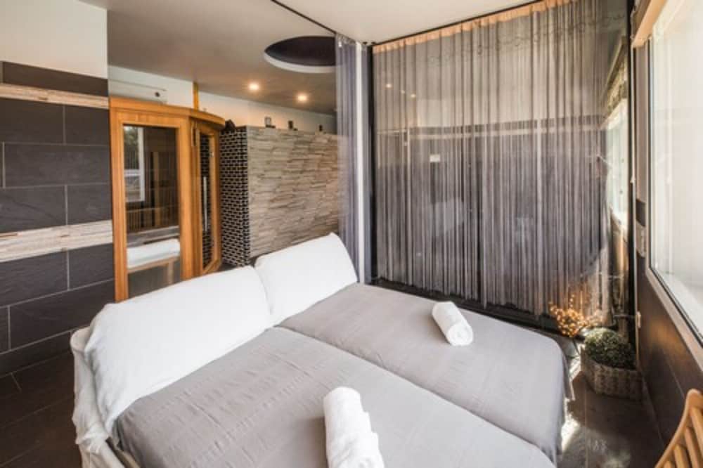 Hotel Restaurant Spa La Madrague 24/68