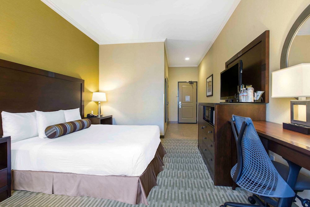 The Oaks Hotel And Suites 13/43