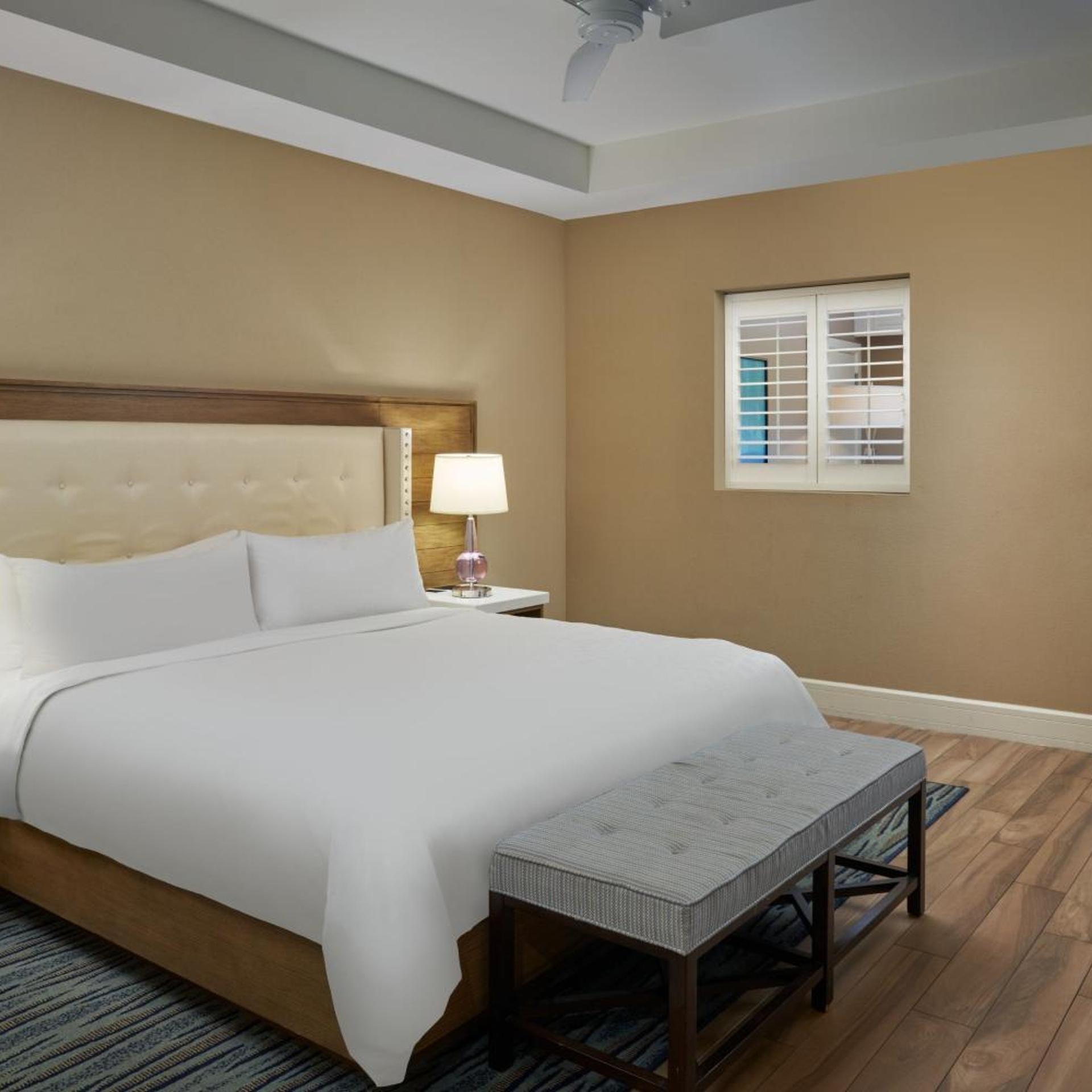 1 Bedroom, Suite, King Bed, Bay Front, Sofa, Balcony
