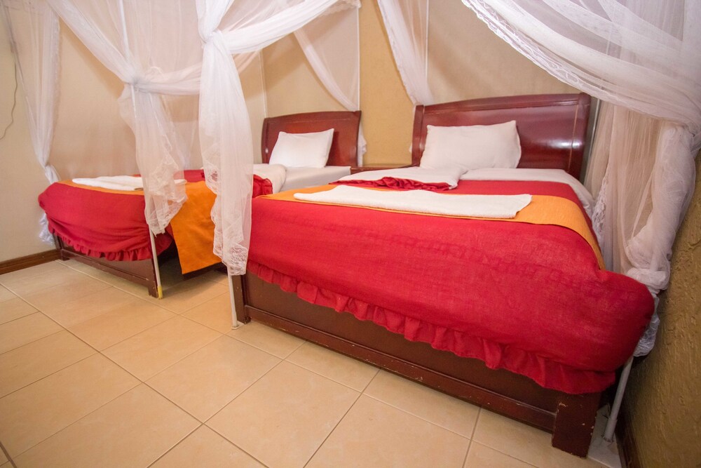 DELUXE, 2 DOUBLE BEDS