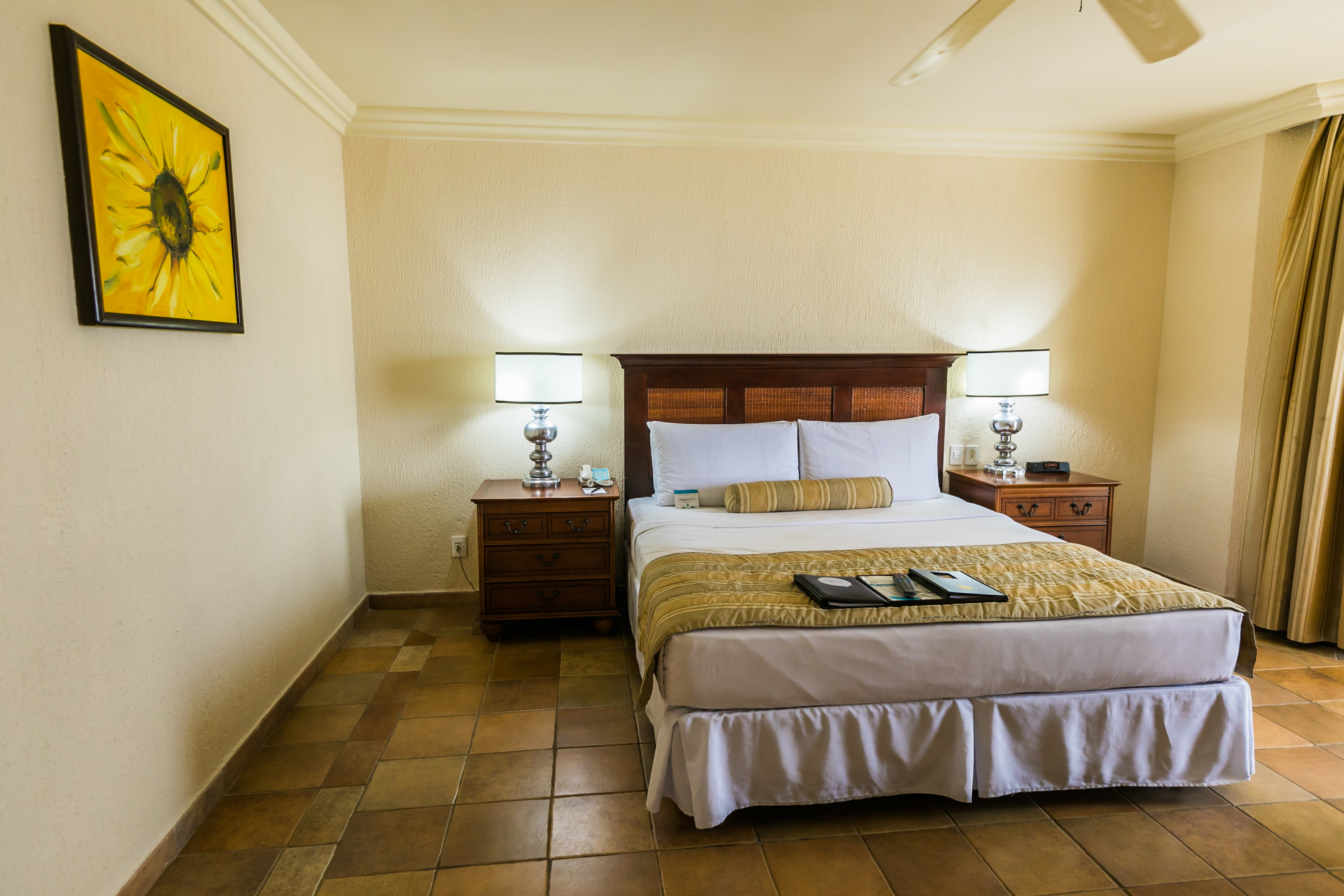 غرفة بسرير كينج بإطلالة على الحديقة