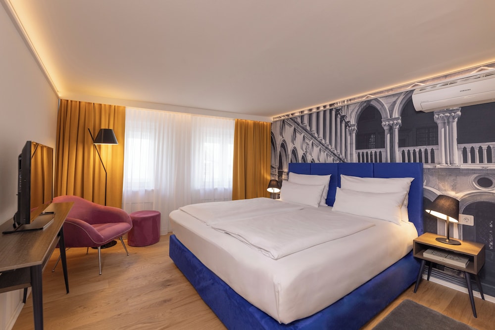 Stein Hotel 7/50