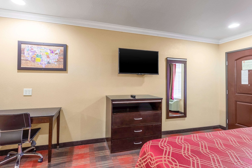 Econo Lodge Inn & Suites Escondido Downtown 33/48