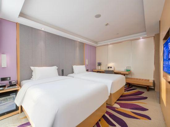 Deluxe, Twin Beds, South View