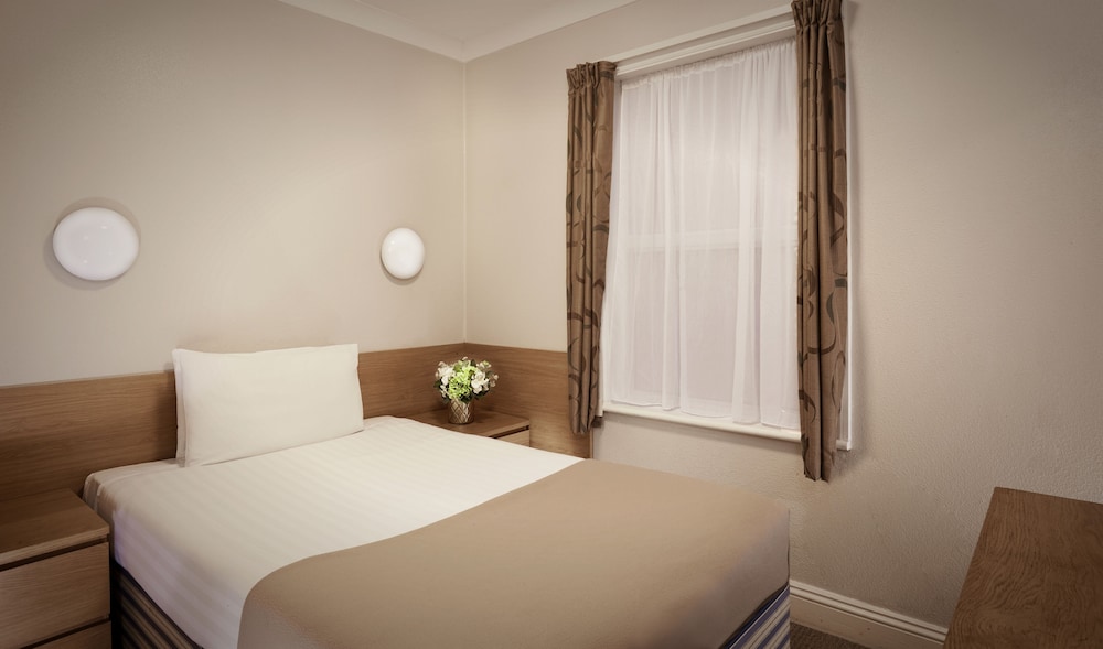 Lords Hotel 20/63
