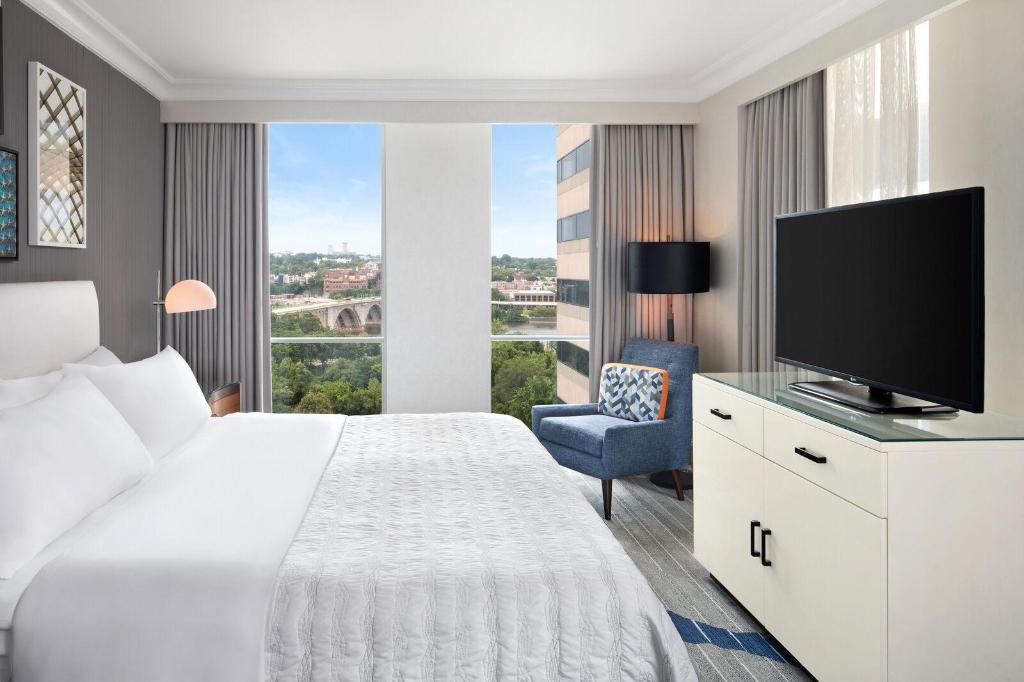 1 Bedroom, Presidential, Ambassador, Suite, King Bed, City View, Sofa, Corner