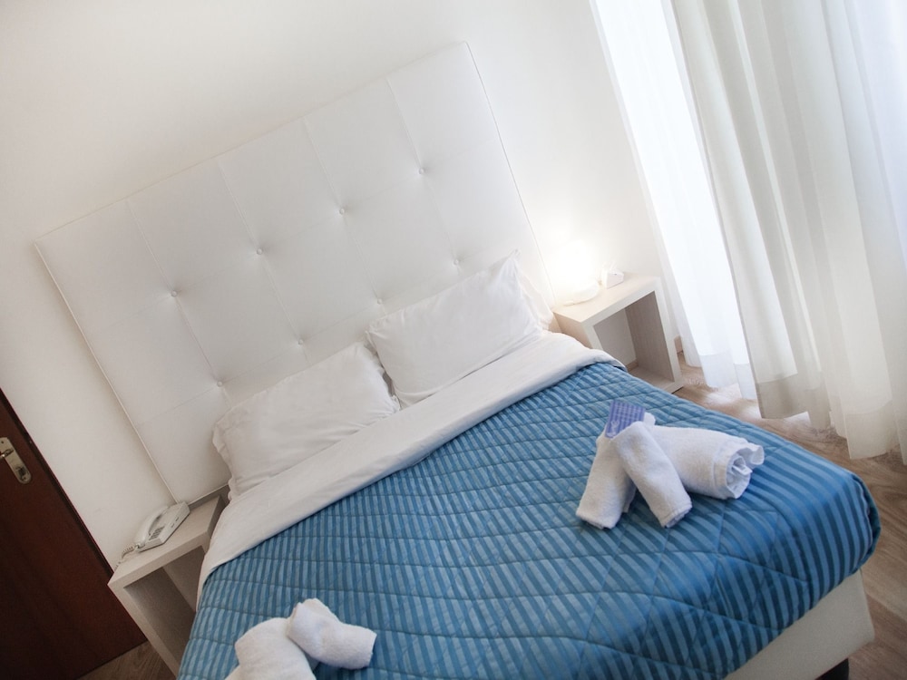 STANDARD, DOUBLE OR TWIN BED, SEA VIEW