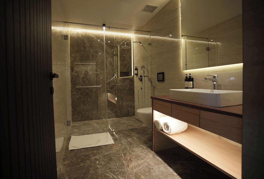 جناح بريميوم بسرير كينج مع أريكة بمنطقة جلوس، Resort Country Club, Manesar-WorldHotels Distinctive 5/5