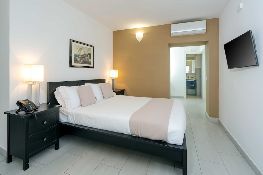 1 BEDROOM, APARTMENT, GARDEN VIEW