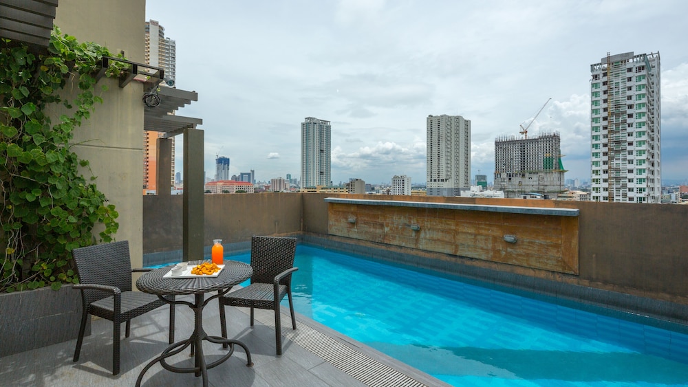 V Hotel 32/35