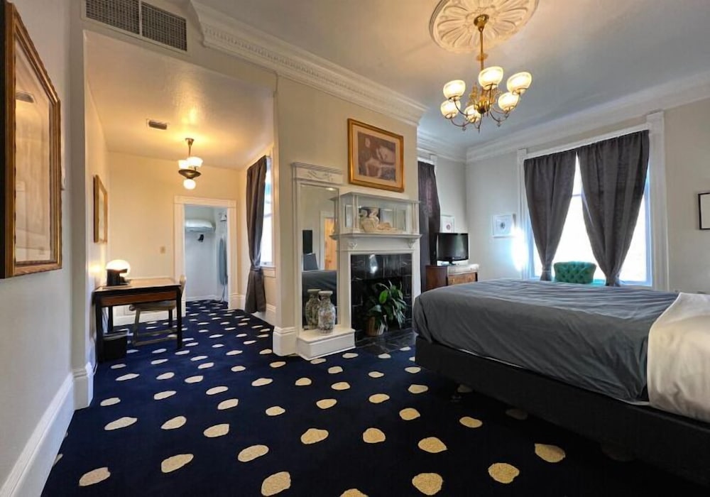 DELUXE, QUEEN BED