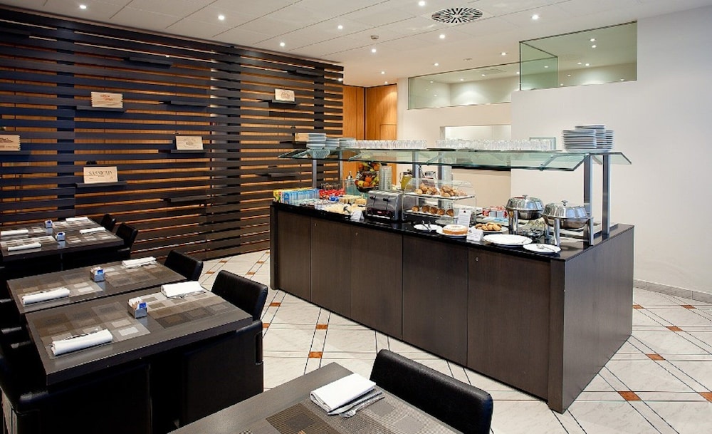 Hotel Ovest 27/34