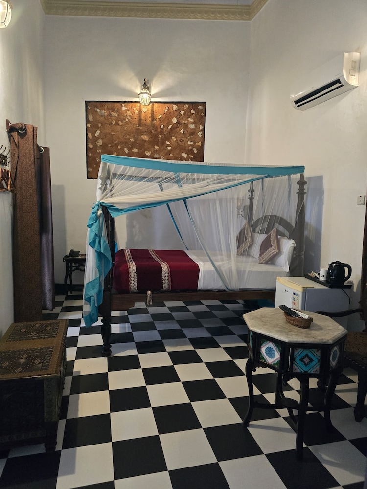 Dhow Palace Hotel 25/75