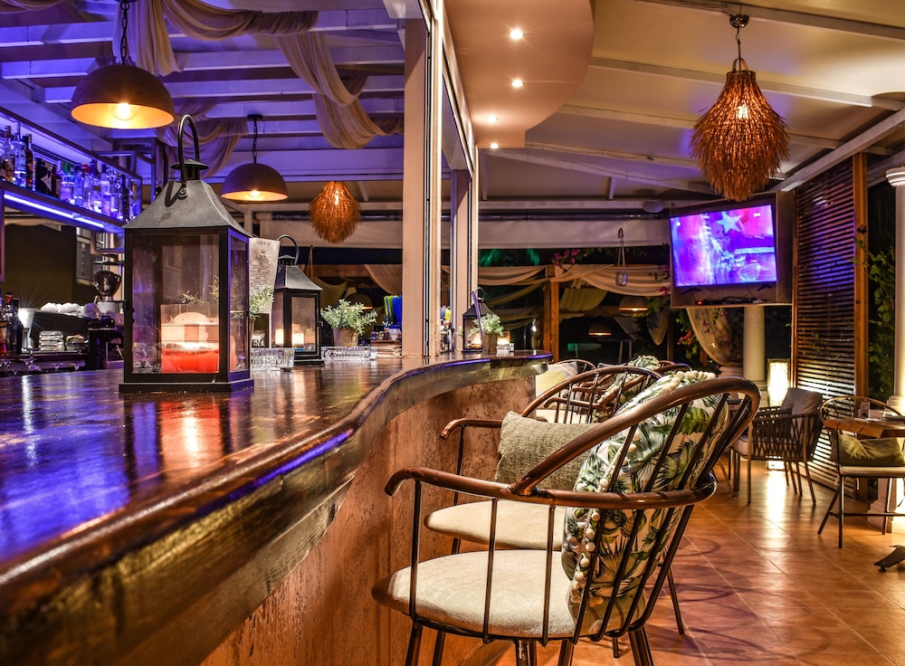 Aeolos Boutique Hotel & Suites 45/65