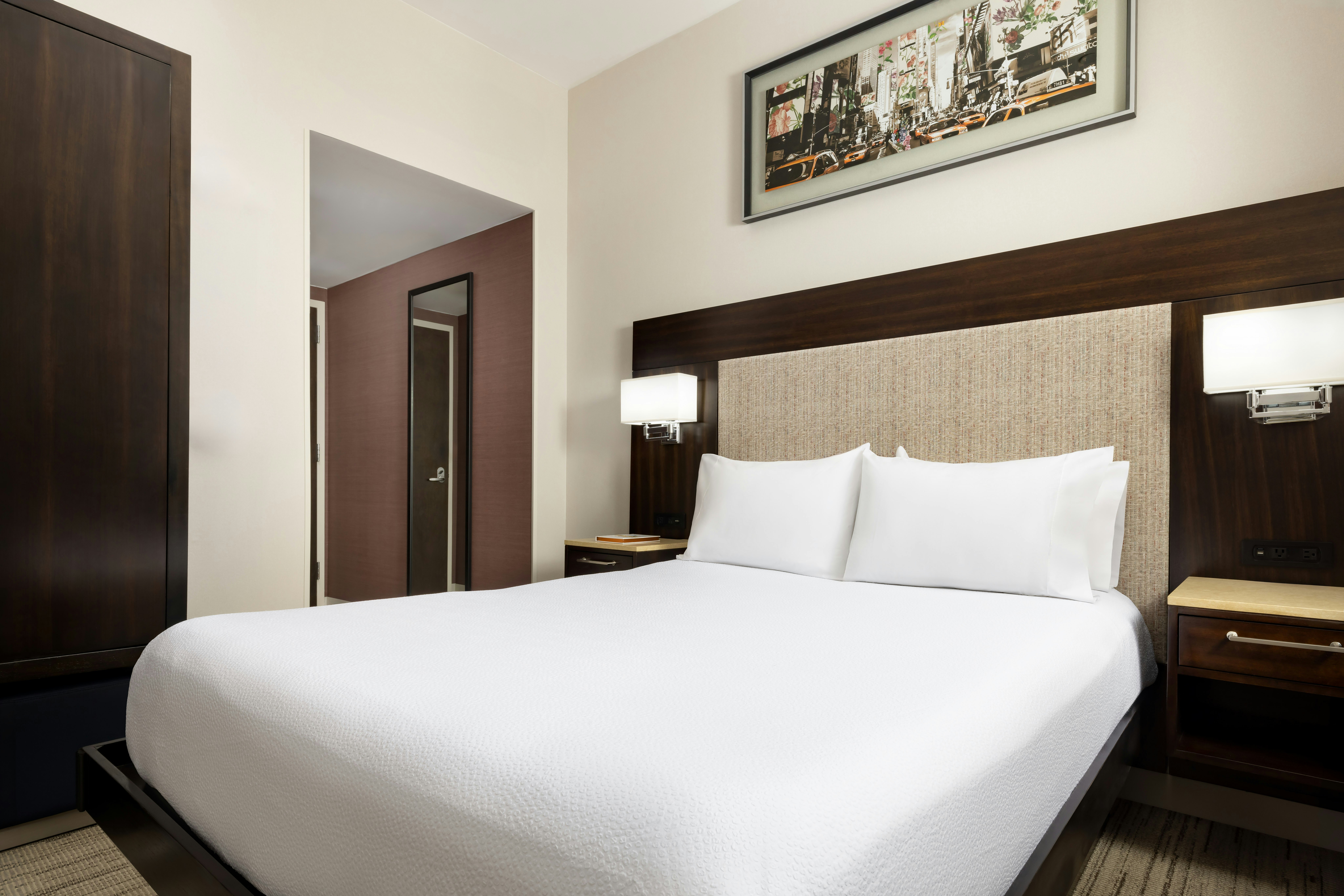 ROOM, QUEEN BED