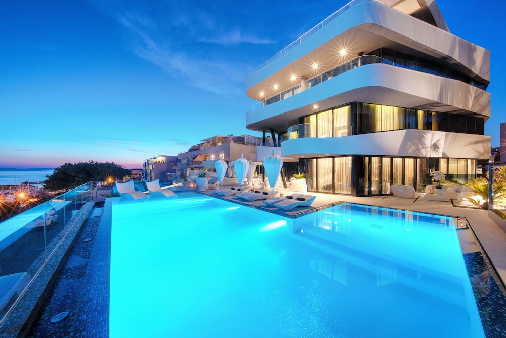 All Suites Hotel Posh 3/65