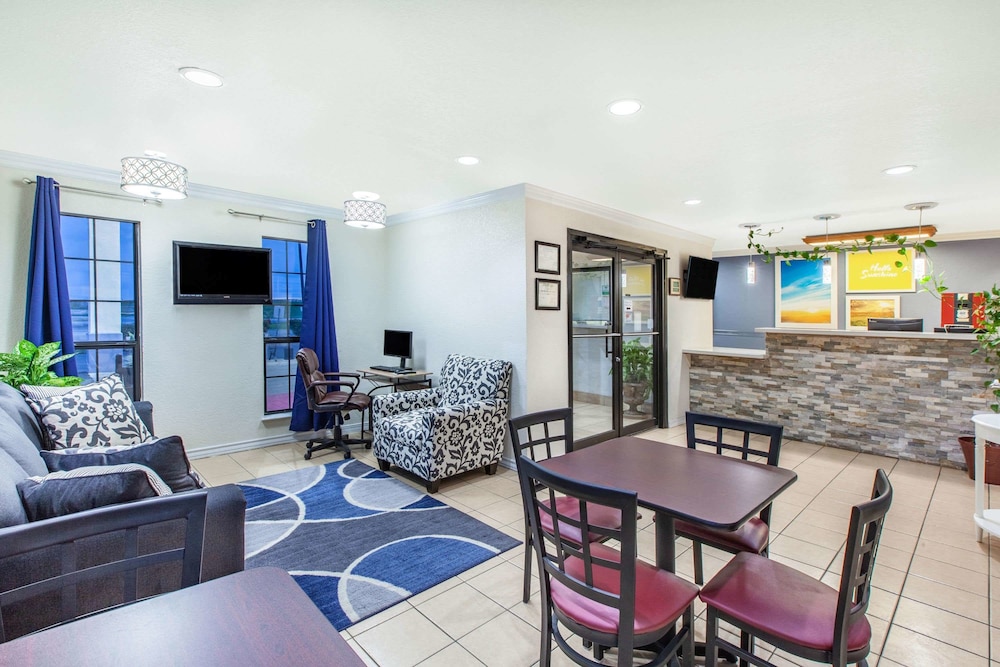 Days Inn & Suites by Wyndham Braunig Lake 13/22