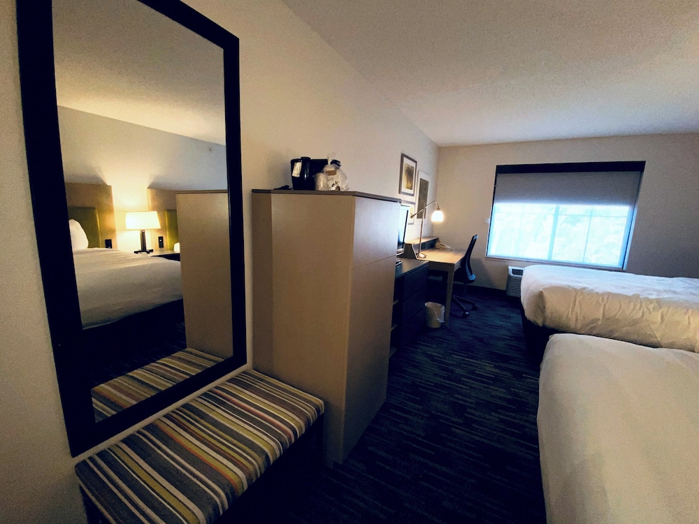 Room, 2 Queen Beds, Country Inn & Suites by Radisson, Queensbury - Lake George 7/10