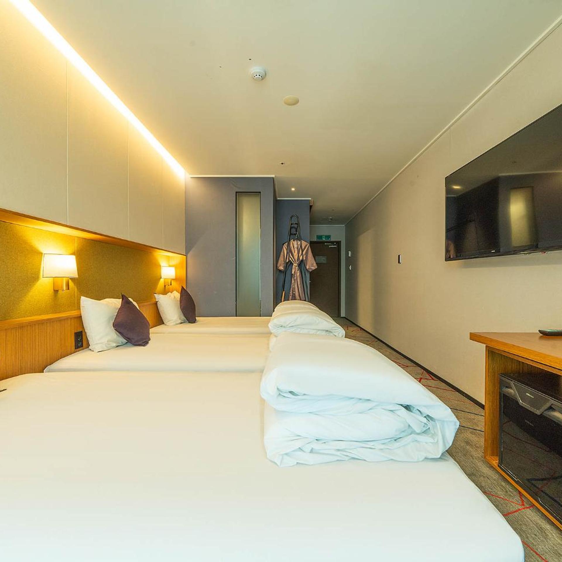 Room, Triple