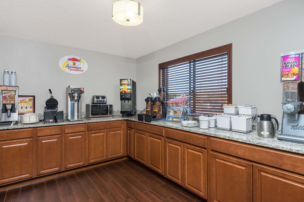 Super 8 by Wyndham West Plains 15/20