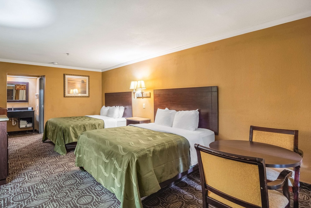 Quality Inn and Suites Ft Jackson Maingate 19/35