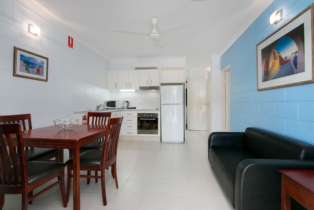 CAIRNS CITY PALMS 49/59