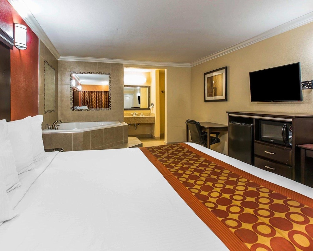 Rodeway Inn and Suites Corona 25/39
