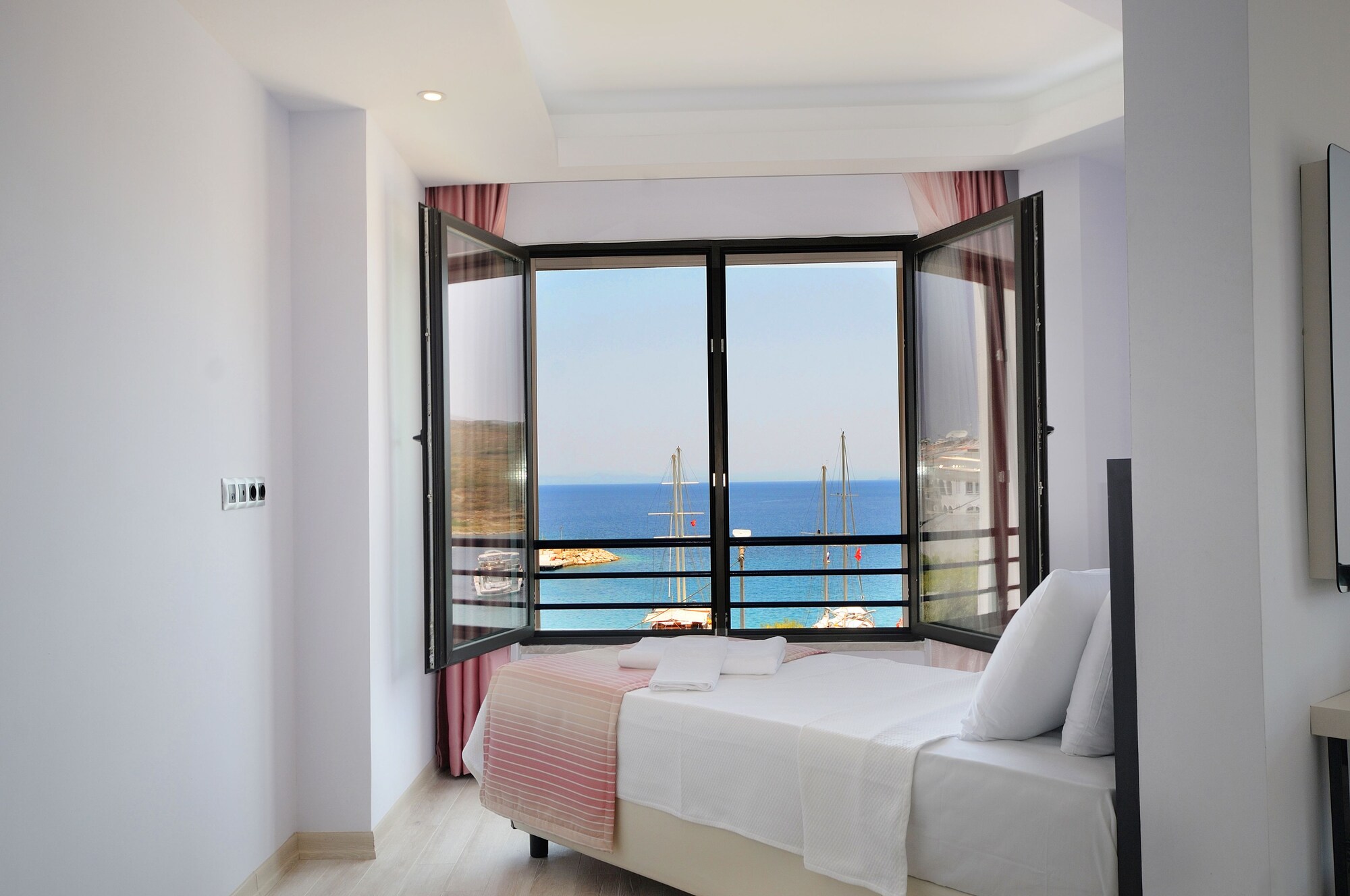 غرفة ثلاثية بسرير كوين وسرير فردي بإطلالة على البحر، Datca Sapphire Hotel 4/6