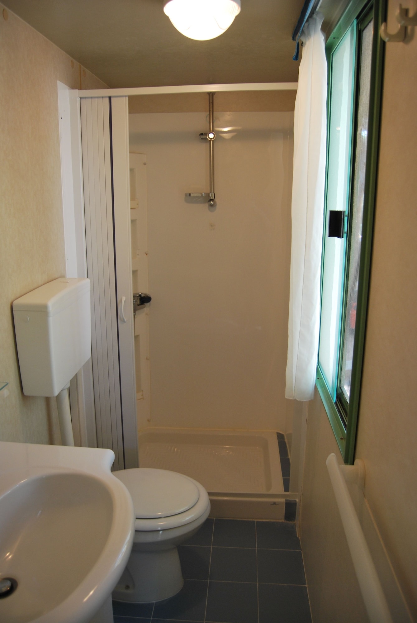 2 BEDROOMS, MOBILE HOME, STANDARD, KITCHENETTE
