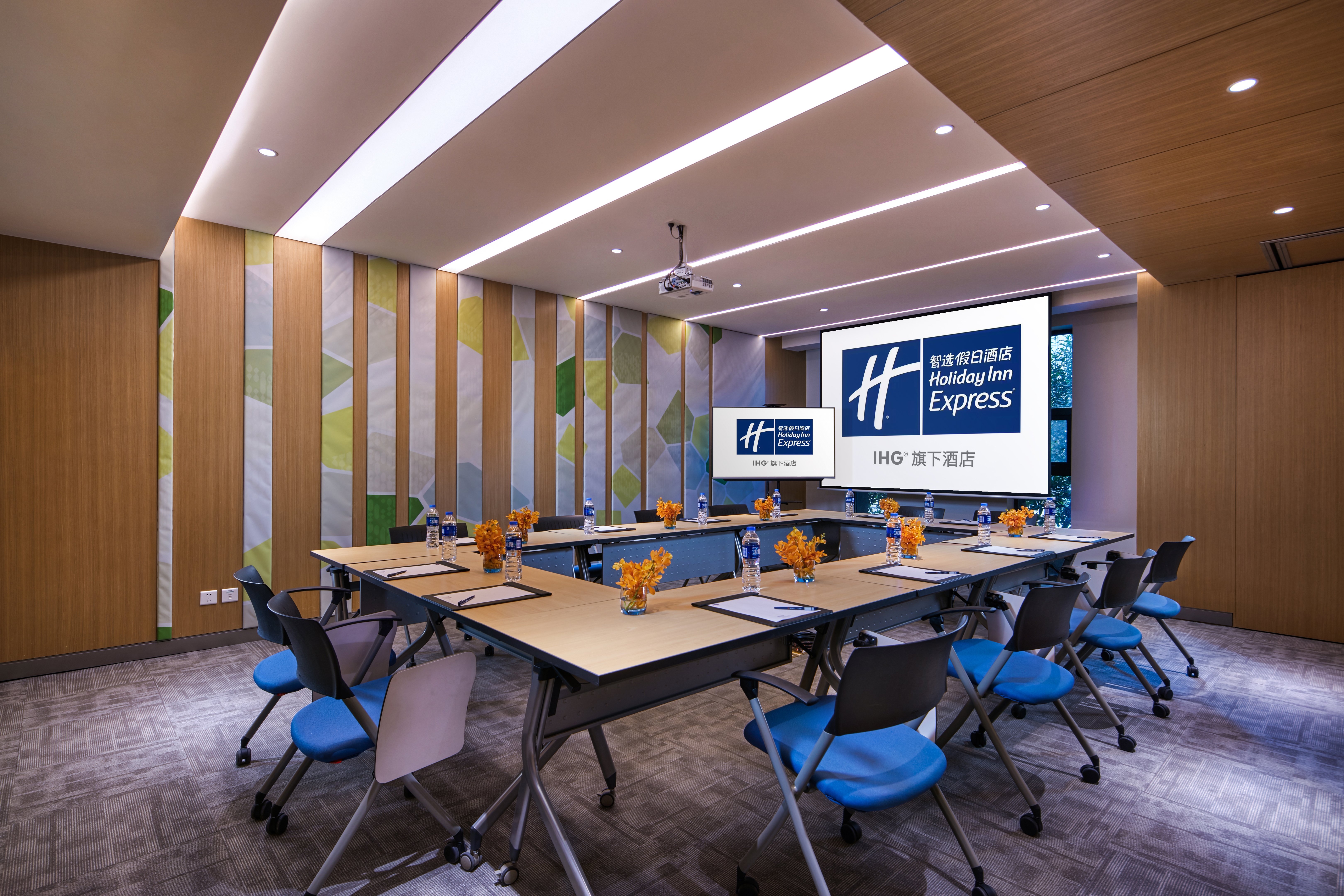 HOLIDAY INN EXPRESS NANTONG TEXTILE CITY 50/54