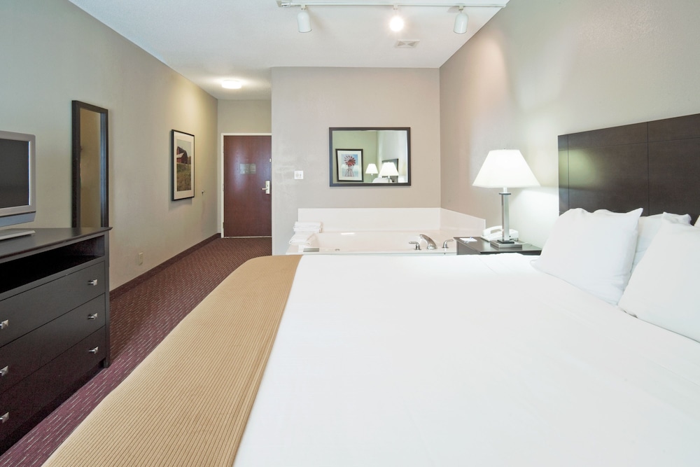 Holiday Inn Express Fort Wayne-East(New Haven) 8/39