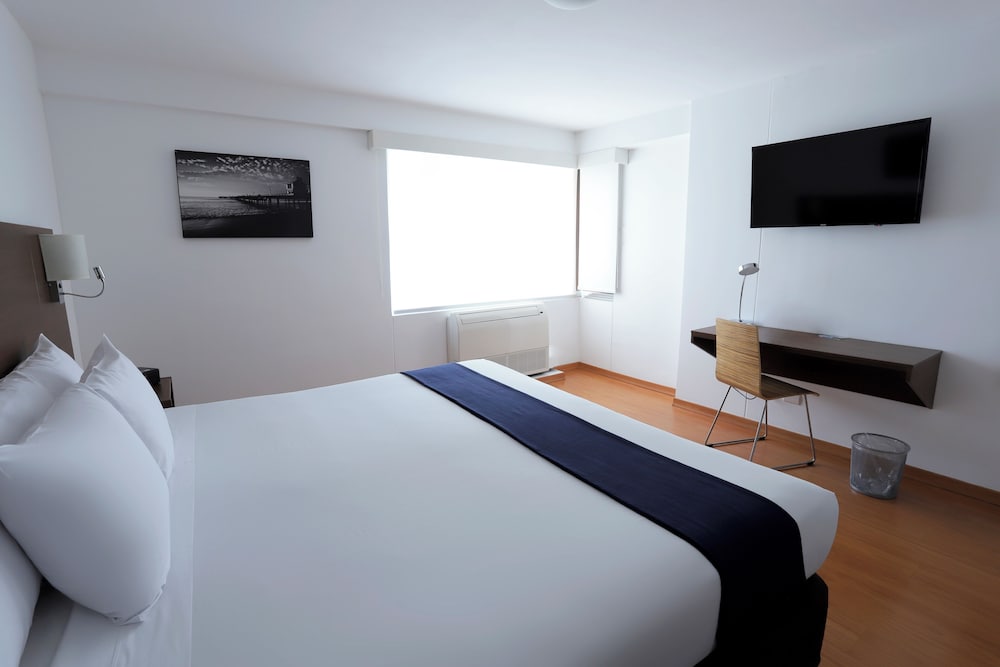 SUITE, KING BED