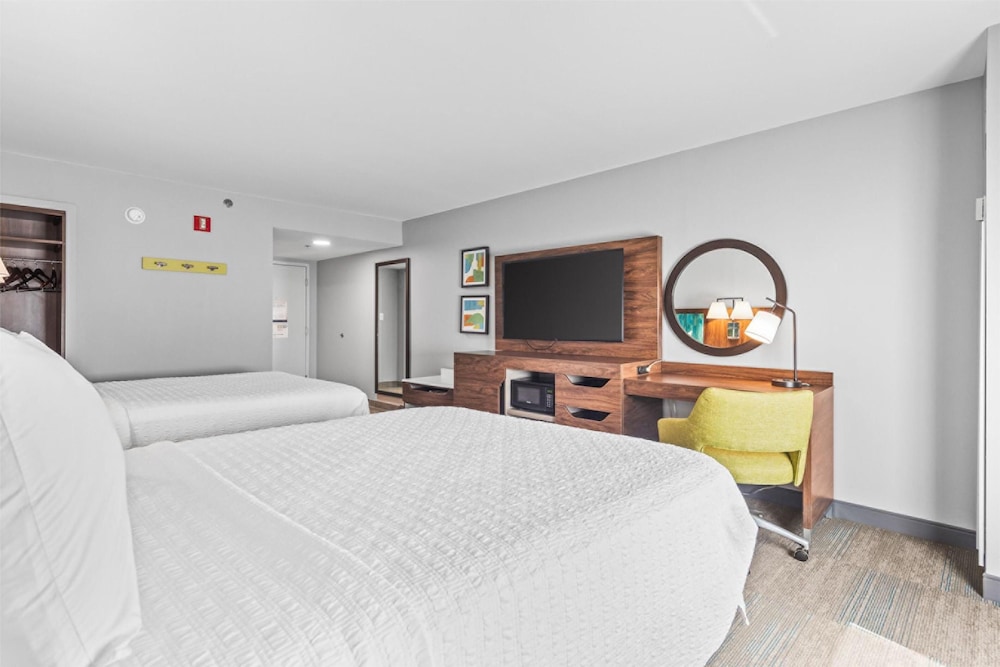 Room, 2 Queen Beds, Bathtub