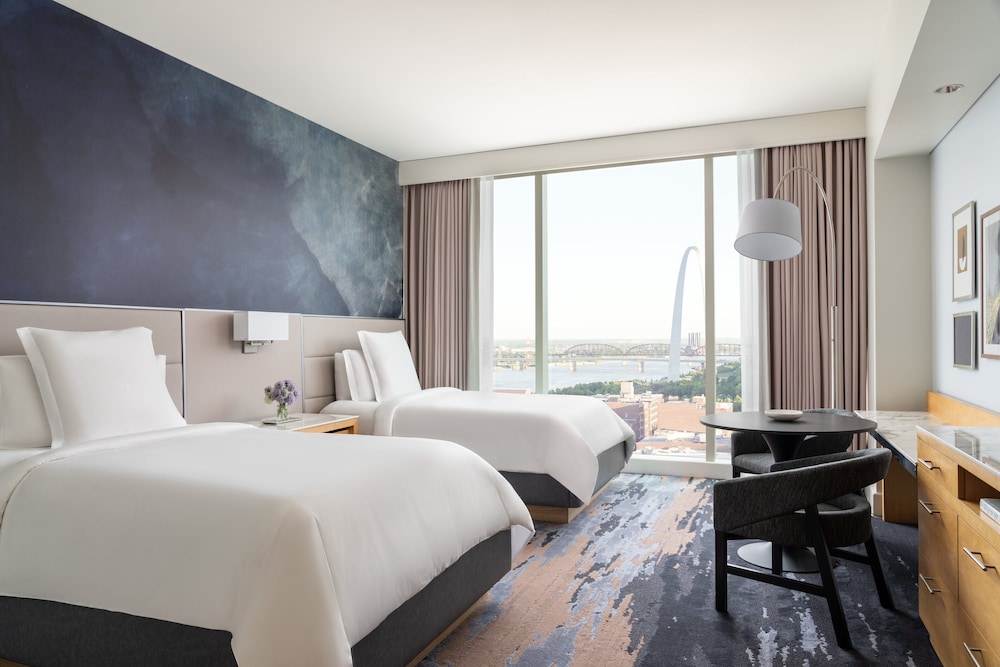 PREMIER, 2 DOUBLE BEDS, ACCESSIBLE