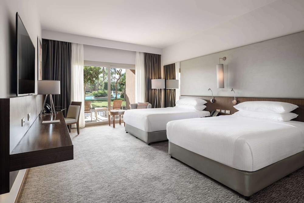 DELUXE, 2 DOUBLE BEDS, POOL OR LAKE VIEW, BALCONY, HIGH FLOOR